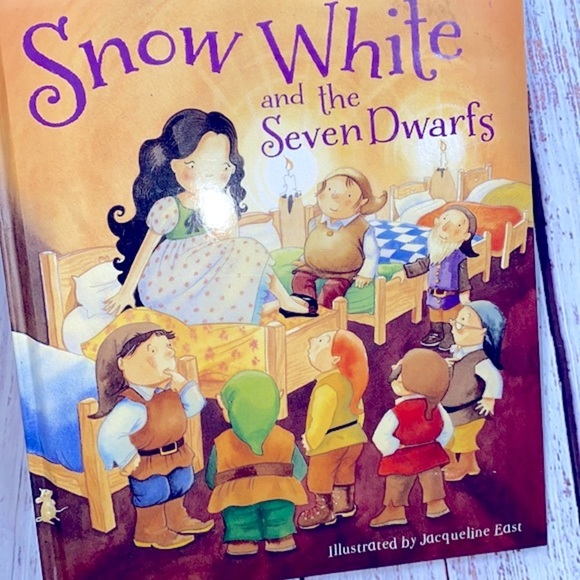 Snow White & The Seven Dwarfs kids book - Picture 2 of 13
